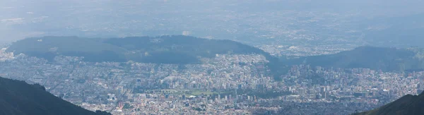 Quito dağın üzerinden panoramik görünüm — Stok fotoğraf