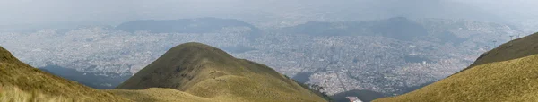 Panoramisch uitzicht van Quito van de berg — Stockfoto