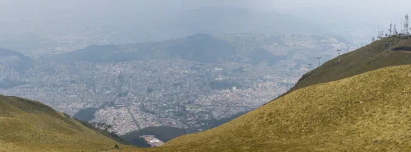 Panoramautsikt över Quito från berget — Stockfoto