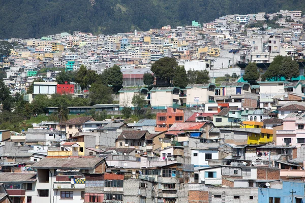 Luftaufnahme von Quito und den Wohngebieten — Stockfoto