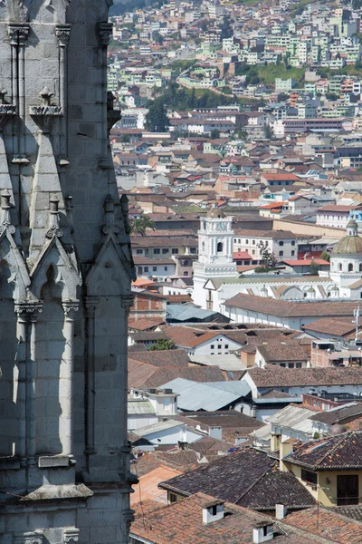 Rue de QuIto tôt avec la cathédrale — Photo