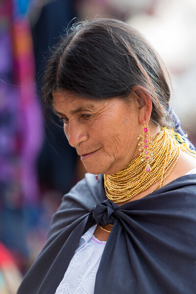 Женщина из этнической группы Местицо в Отавало, Эквадор
