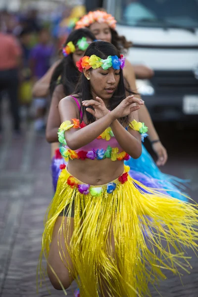 ガラパゴス諸島のカーニバル中に踊る女性 — ストック写真