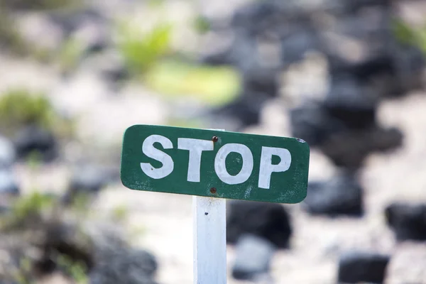 Segnale di stop in legno verde, Galapagos, Ecuador — Foto Stock