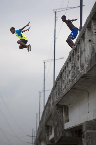 Jugendliche springen von einer Brücke, Ecuador — Stockfoto