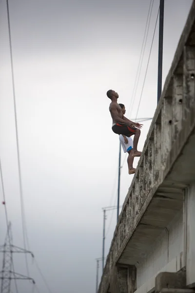 Підлітки стрибки зворотний бік від мосту, Еквадор — стокове фото