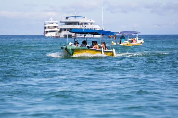 Turistas em um bote saindo de navio de cruzeiro, Galápagos — Fotografia de Stock