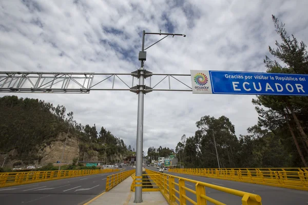 Straßengrenze zwischen Ecuador und Kolumbien — Stockfoto