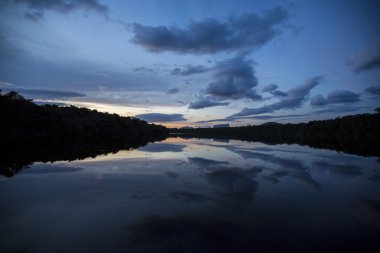Günbatımı Canaima Ulusal Parkı, Venezuela.