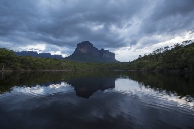 Günbatımı Auyantepui Dağı Canaima Ulusal Parkı'nda