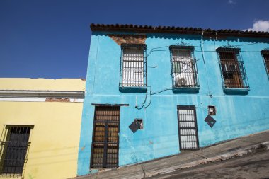 Renkli ile eski sömürge mimarisi Ciudad Bolivar içinde. Vene