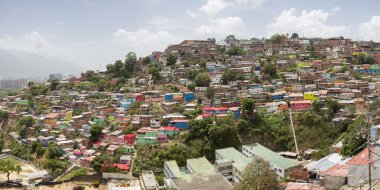 Gecekondu bölgesi Caracas küçük ahşap renkli evler ile