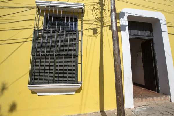 Vecchia architettura coloniale a Ciudad Bolivar con muro verde e — Foto Stock