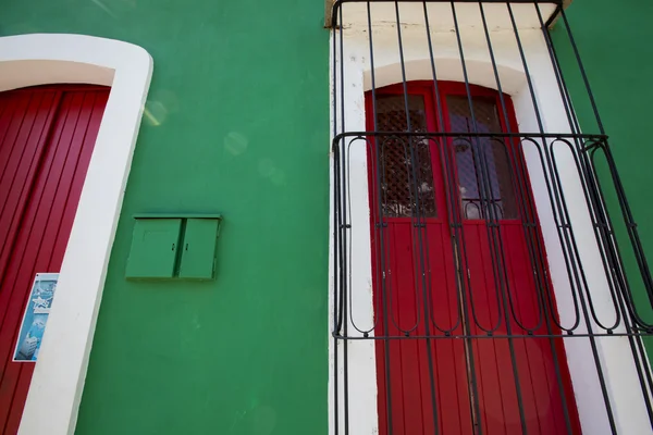 Alte Kolonialarchitektur in ciudad bolivar mit grüner Mauer und — Stockfoto