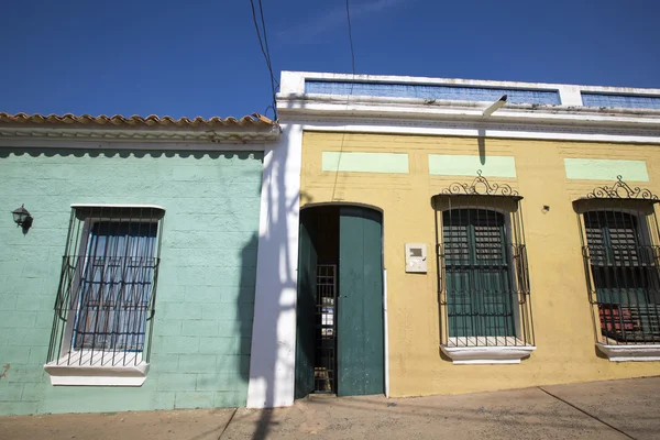 Vecchia architettura coloniale a Ciudad Bolivar con pareti colorate — Foto Stock