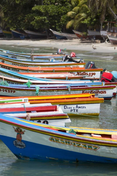 Barcos de pescador de madeira coloridos alinhados na praia, Margarita Is — Fotografia de Stock