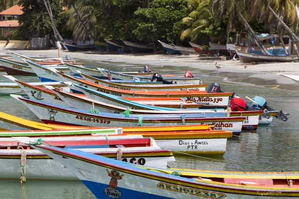 Barcos de pescador de madeira coloridos alinhados na praia, Margarita Is — Fotografia de Stock