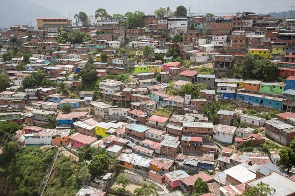 Slum distrikt i Caracas med små färgade trähus — Stockfoto