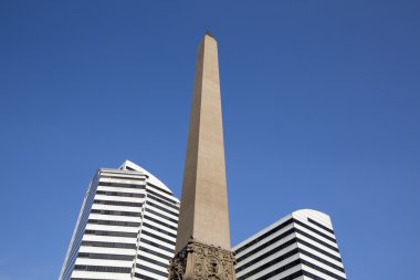 Dikilitaş ve Plaza Francia üzerinde iki modern binalar