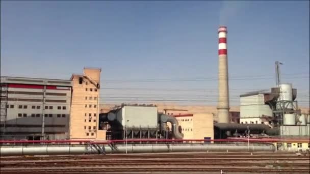 Borular ve ağır sanayi sitesindeki Doğu Çin'deki endüstriyel baca — Stok video