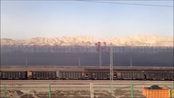 Obrovské uhlí likvidace oblast v lokalitě těžkého průmyslu v roce 2015 východní Čína. — Stock video