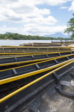 Ucaima bağlantı noktası ve gemilerde Carrao nehir, Venezuela