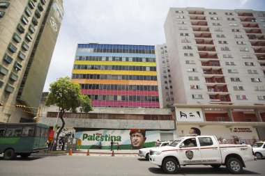 Bir sandalyede oturuyor ve boyama Chavez ve Viva Palestina dostum