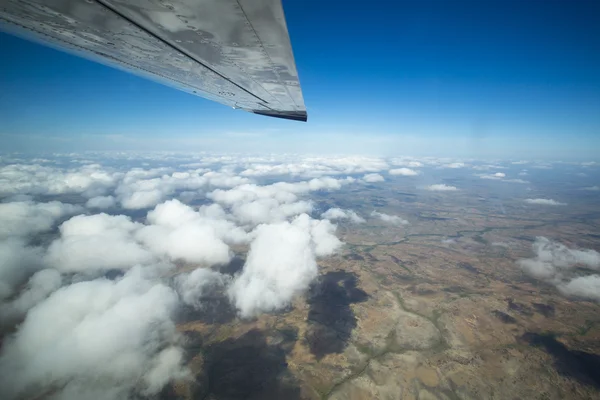 Вид с воздуха на страну в венезуэле над облаками — стоковое фото