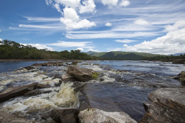 Rapides et pierres dans la rivière avec nuages et forêt — Photo