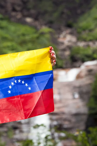 Die venezolanische Flagge in den Händen der Frau. bei angel fall, venezuela — Stockfoto