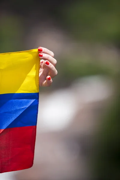 La bandera venezolana en las manos de la mujer. en Angel Fall, Venezuela — Foto de Stock