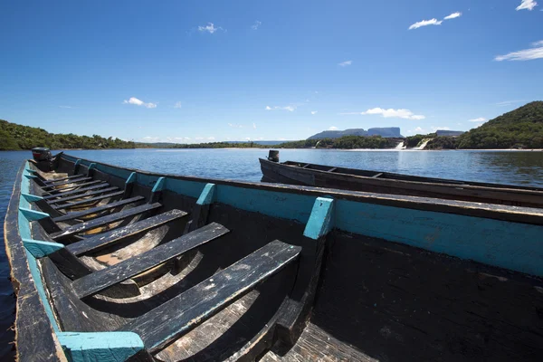 Barcos de madeira azuis na frente de quedas Hacha, Canaima, Venezuela — Fotografia de Stock