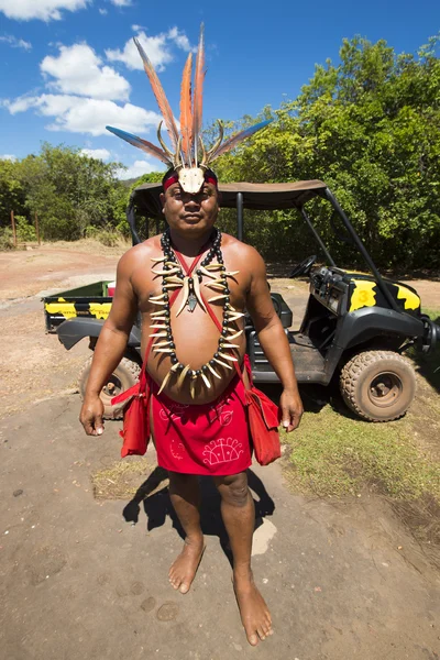 Portrait of Indigenous man wearing a hat made of feathers and ca — Stock Photo, Image