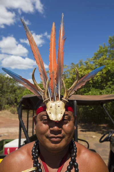 Retrato do homem indígena usando um chapéu feito de penas e ca — Fotografia de Stock