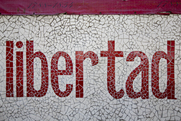 Свобода в мозаике на стене, Каракас
