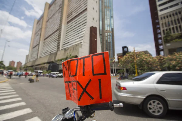 Moto taxi teken permanent op een motorfiets, Caracas — Stockfoto