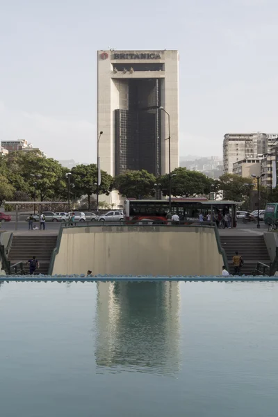 Torre britanica mit Spiegelung in einem kleinen Wasserbecken. Caracas — Stockfoto