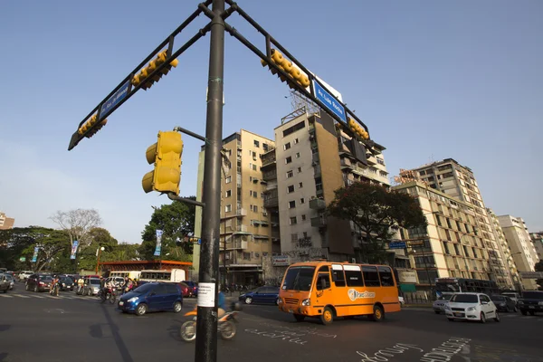 Cruce callejero con poco tráfico, bus, autos y motos, Caracas — Foto de Stock