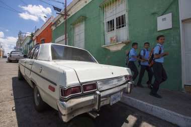 Eski araba ve okul çocukları sokak o okuldan yürüme