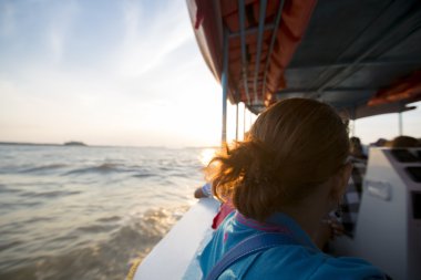 Günbatımı Ciudad Boliva bir yolcu tekneden Orinoco Nehri üzerinde