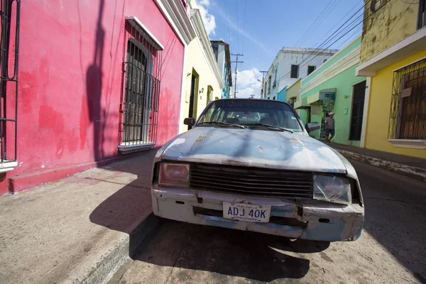 시 우다 드 볼리바르, 베네수엘라의 거리에 오래 된 자동차 — 스톡 사진