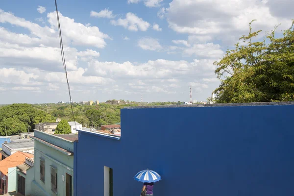 Mujer sosteniendo un paraguas azul en el barrio colonial de Ciudad Bol —  Fotos de Stock