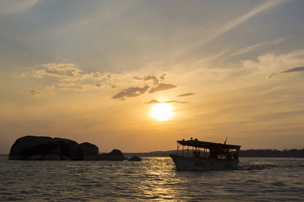 Tramonto sul fiume Orinoco con barca passeggeri. Ciudad Bolivar , — Foto Stock