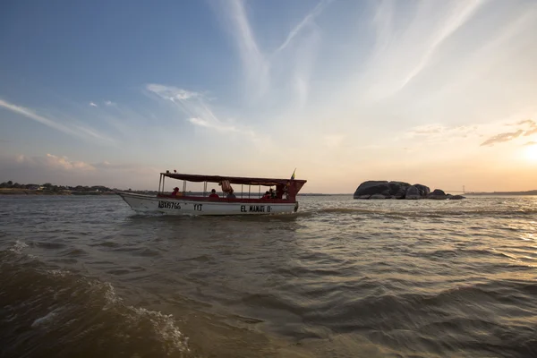 Tramonto sul fiume Orinoco con barca passeggeri. Ciudad Bolivar , — Foto Stock