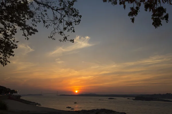 Puesta de sol en el río Orinoco, Ciudad Bolívar, Venezuela — Foto de Stock