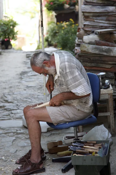 Artigiano del legno al lavoro a Montona, Croazia — Foto Stock
