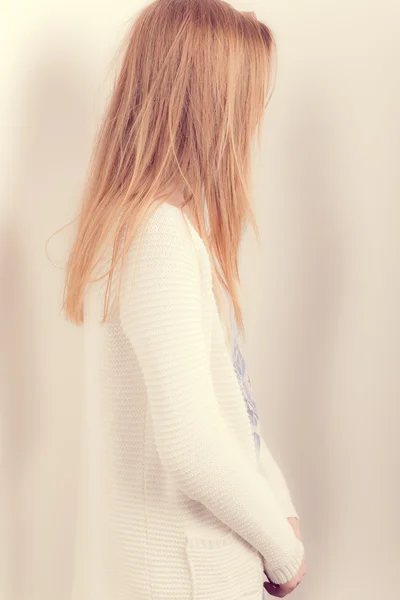 Profile of beautiful woman dressed in white against a white background — Stock Photo, Image