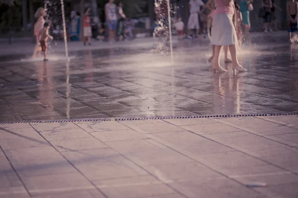 Bambini e persone che giocano e camminano, Place Flagey — Foto Stock