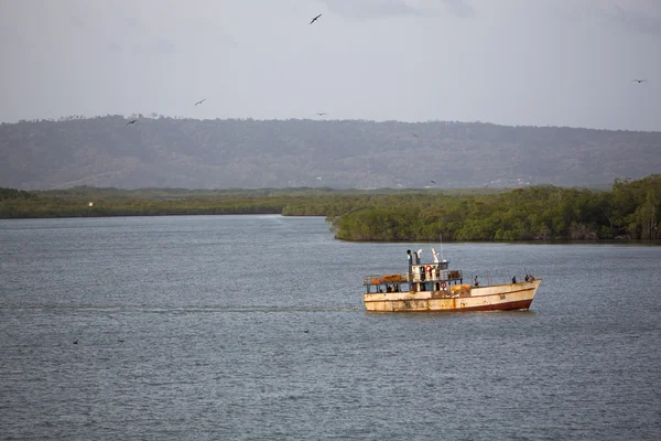 Barco de pesca flutuando na água, mar azul e céu com copysp — Fotografia de Stock