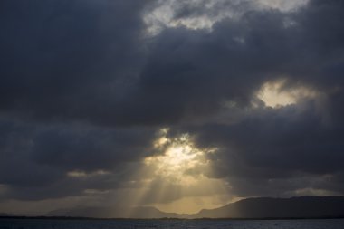 Sunrise deniz ile kara dramatik bulutlar üzerinde. Venezuela